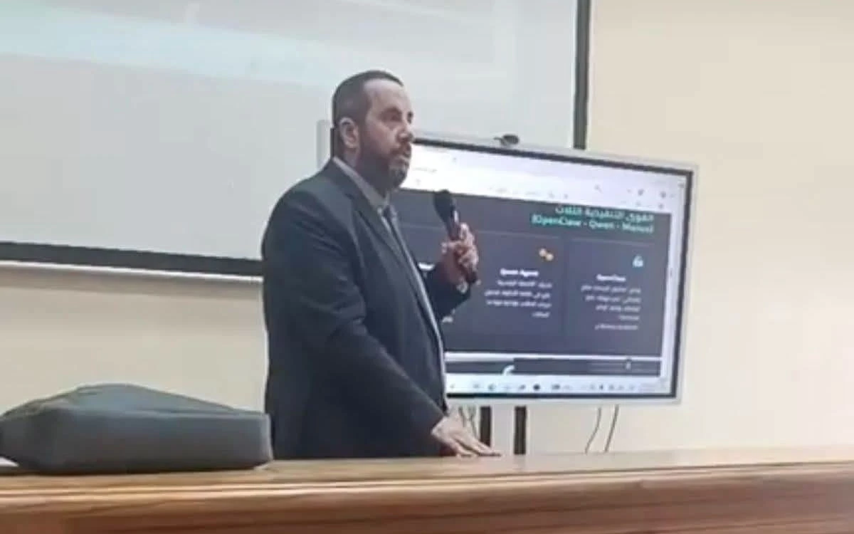 د. أحمد فهمي يلقي محاضرة أمام شاشة عرض
